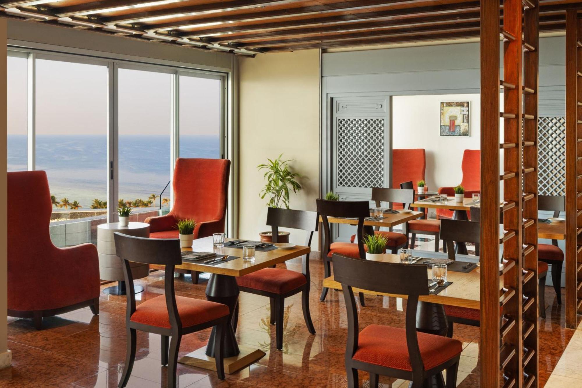 Sheraton Jeddah Hotel - Saudi Brothers Commercial Company Branch Экстерьер фото The restaurant