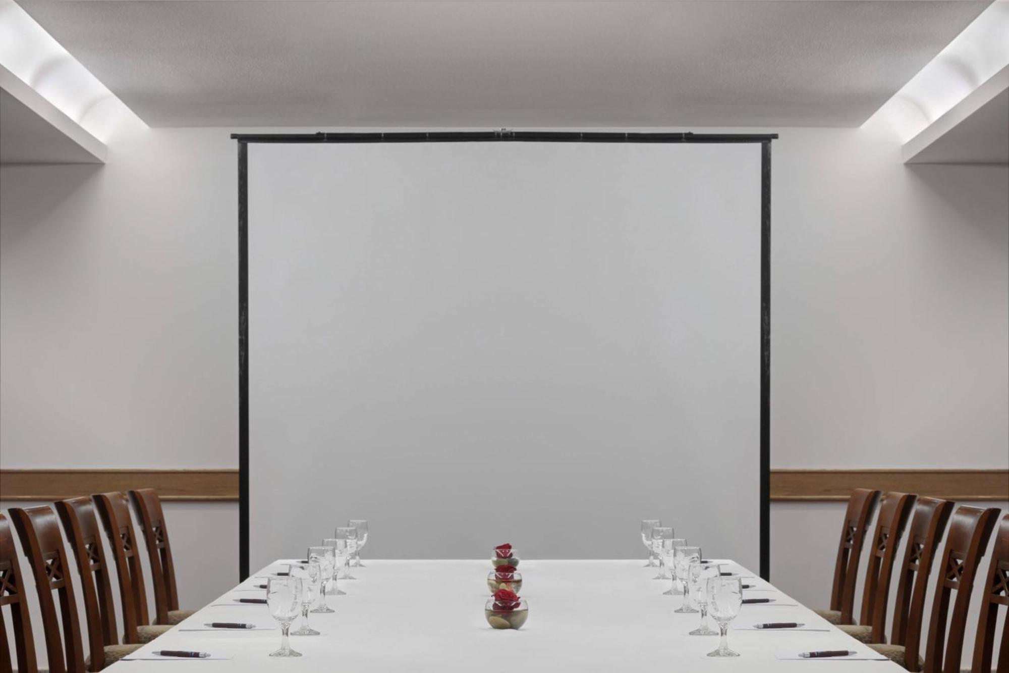 Sheraton Jeddah Hotel - Saudi Brothers Commercial Company Branch Экстерьер фото A manual projector screen