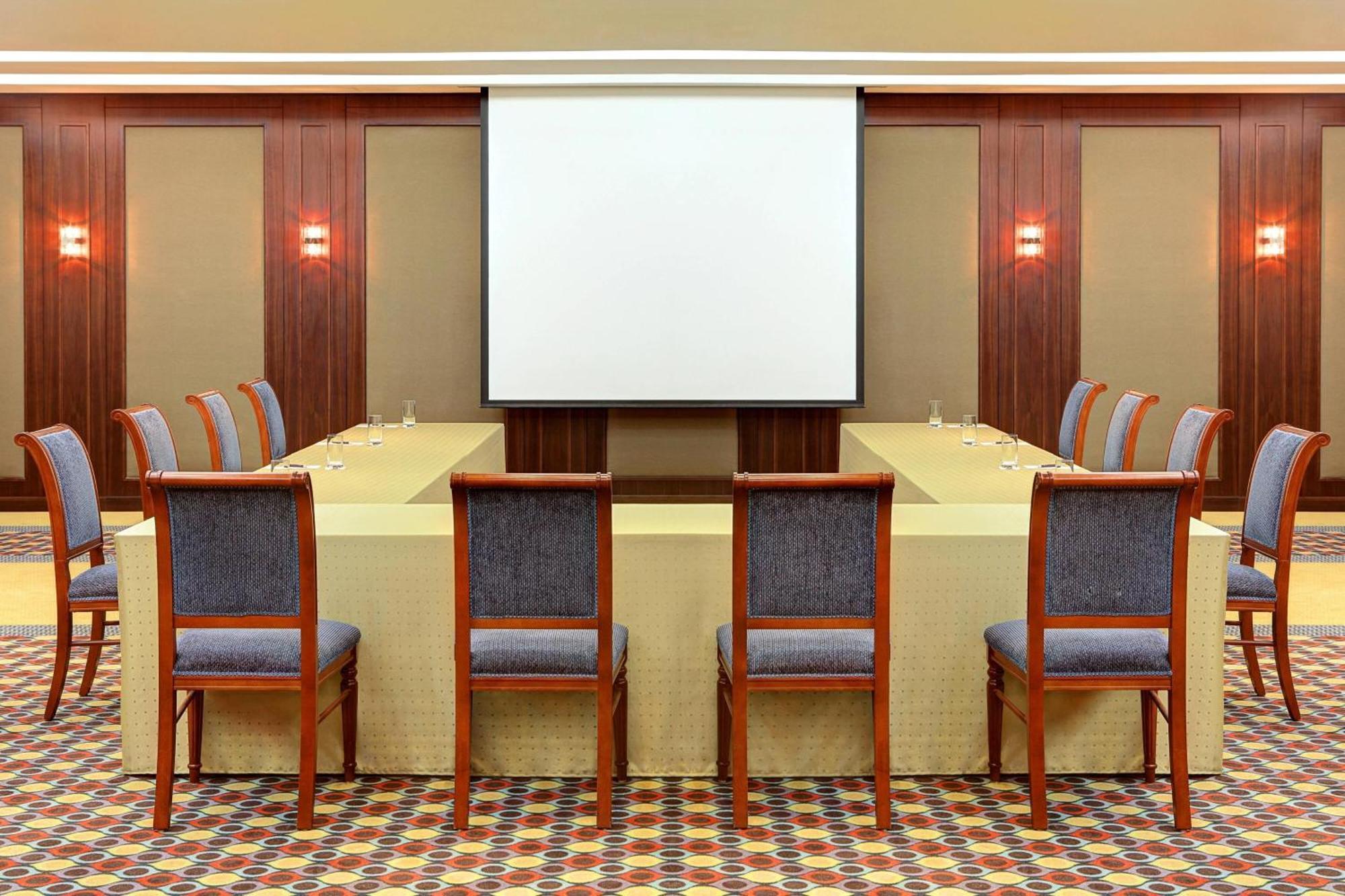 Sheraton Jeddah Hotel - Saudi Brothers Commercial Company Branch Экстерьер фото A projection screen in a meeting room