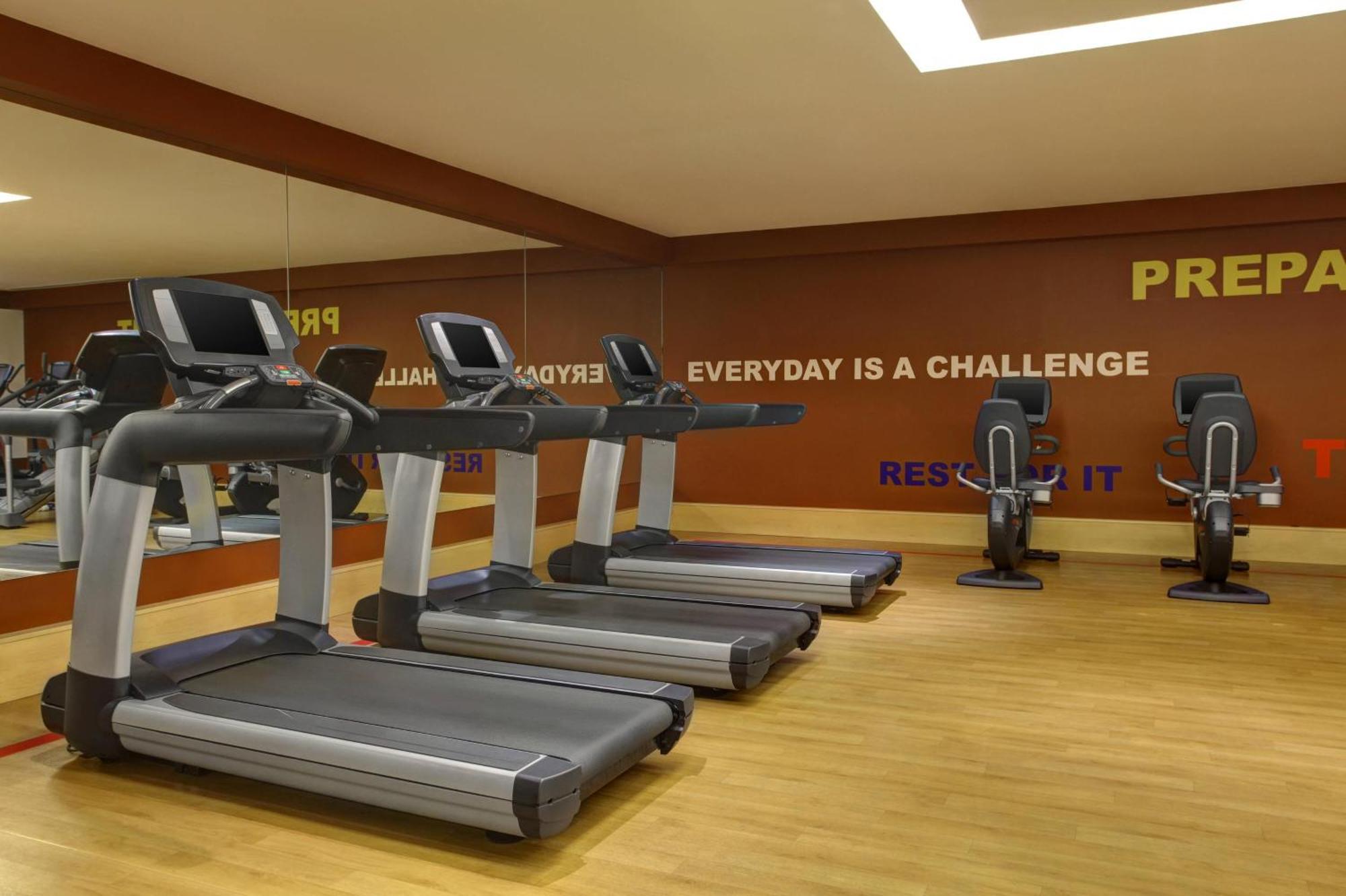 Sheraton Jeddah Hotel - Saudi Brothers Commercial Company Branch Экстерьер фото The gym at the hotel