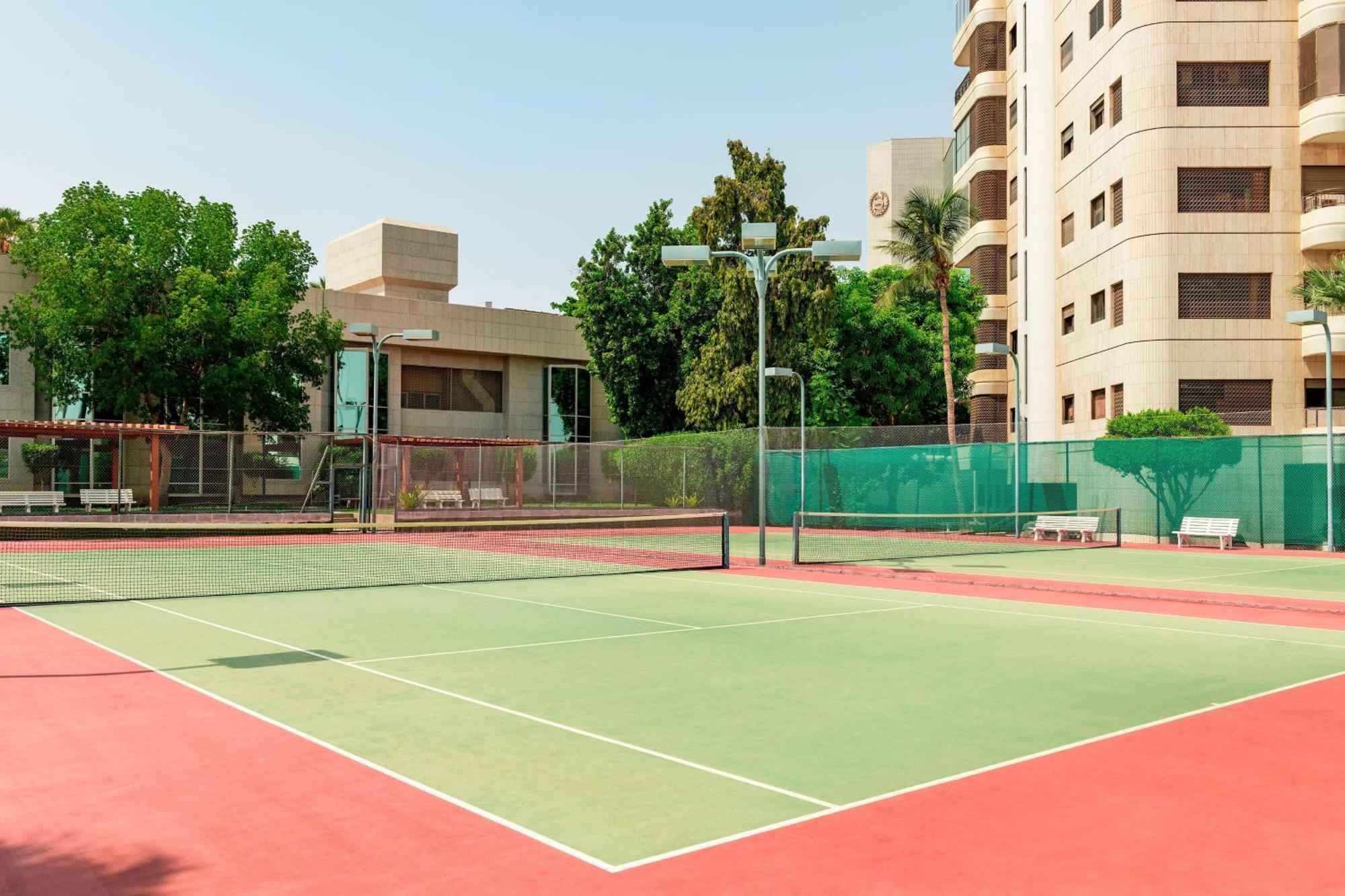 Sheraton Jeddah Hotel - Saudi Brothers Commercial Company Branch Экстерьер фото Tennis courts at the American Club